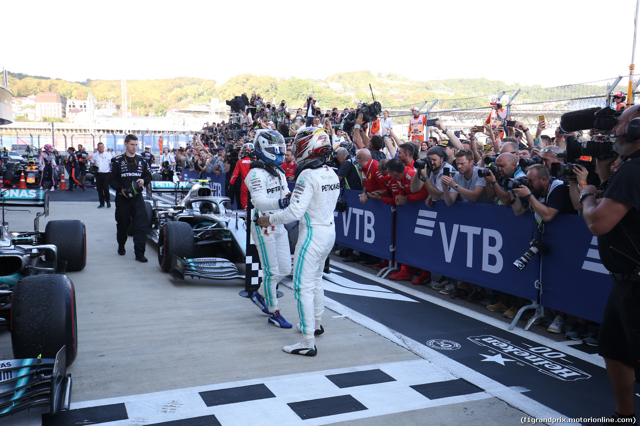 GP RUSSIA, 29.09.2019- Festeggiamenti in parc fermee, winner Lewis Hamilton (GBR) Mercedes AMG F1 W10 EQ Power ad Valtteri Bottas (FIN) Mercedes AMG F1 W10 EQ Power