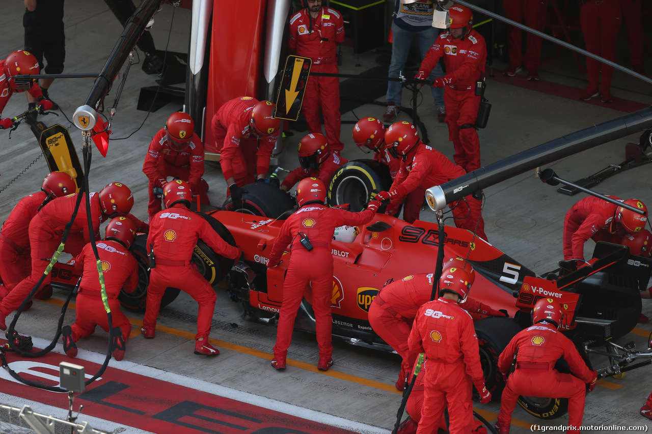 GP RUSSIA, 29.09.2019- Gara, Sebastian Vettel (GER) Ferrari SF90 during pit stop