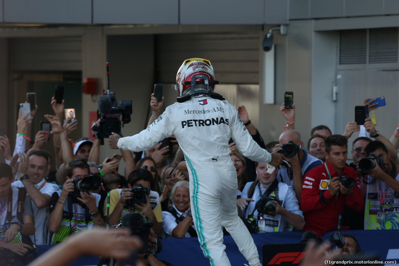 GP RUSSIA, 29.09.2019- Festeggiamenti in parc fermee,  Lewis Hamilton (GBR) Mercedes AMG F1 W10 EQ Power