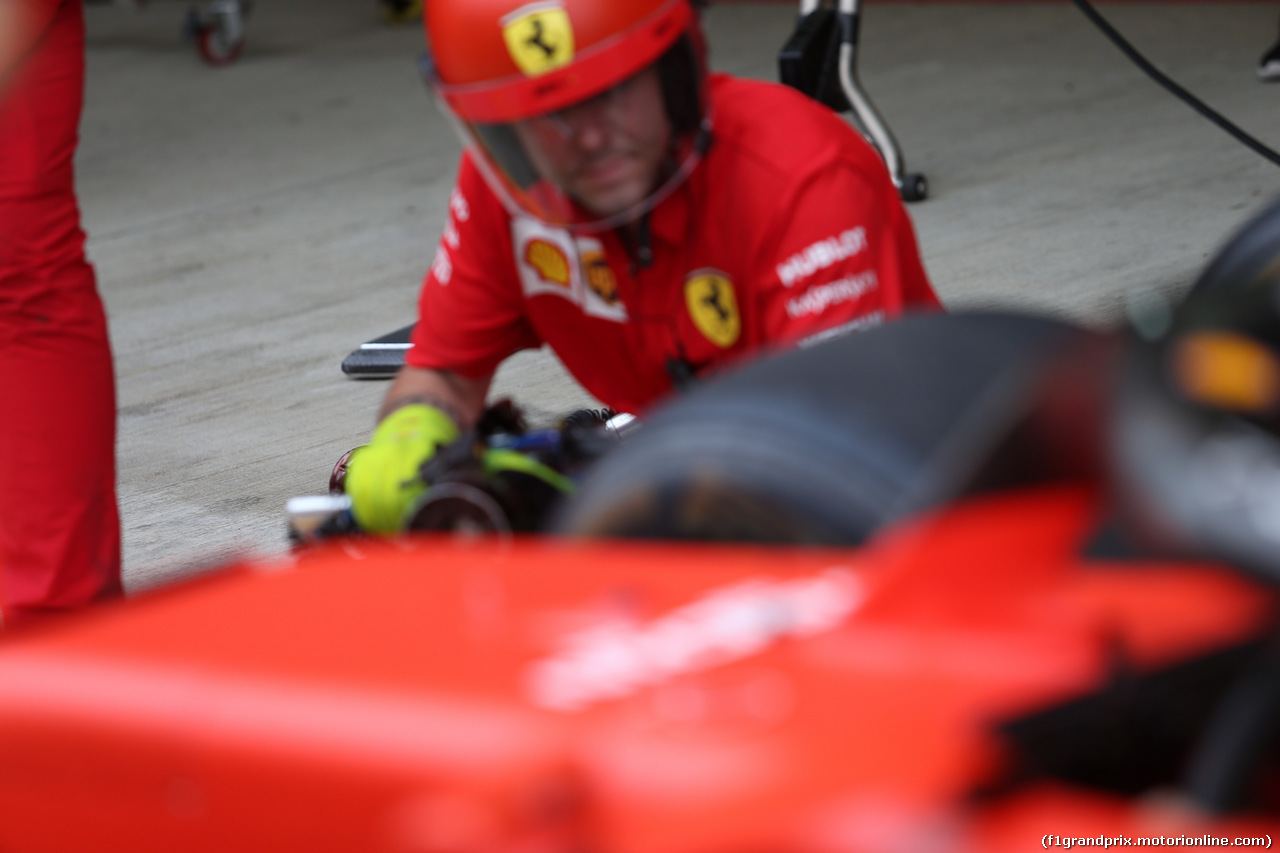 GP RUSSIA, 27.09.2019- Ferrari SF90 meccanici
