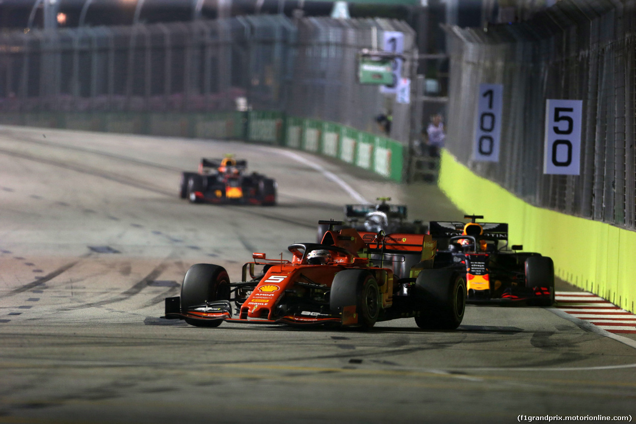 GP SINGAPORE, 22.09.2019 - Gara, Sebastian Vettel (GER) Ferrari SF90 e Max Verstappen (NED) Red Bull Racing RB15