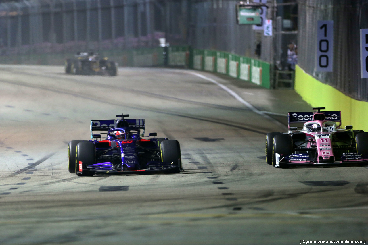 GP SINGAPORE, 22.09.2019 - Gara, Daniil Kvyat (RUS) Scuderia Toro Rosso STR14 e Sergio Perez (MEX) Racing Point F1 Team RP19