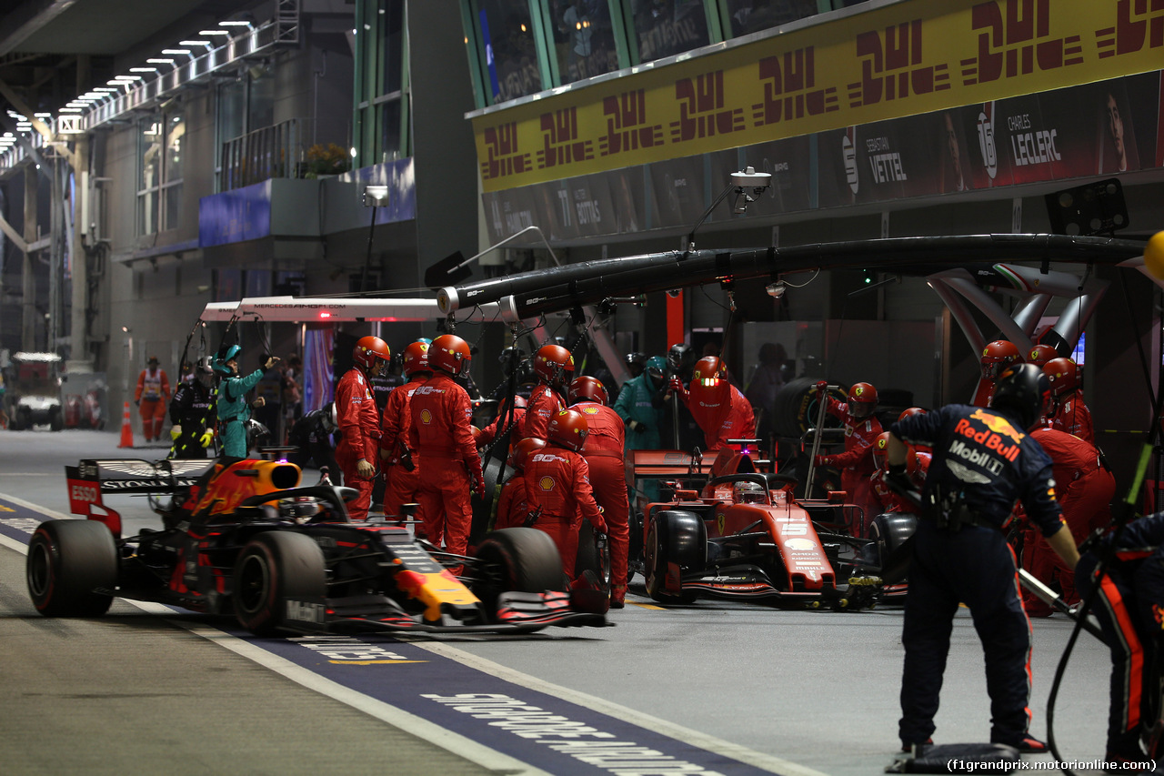 GP SINGAPORE, 22.09.2019 - Gara, Pit stop, Sebastian Vettel (GER) Ferrari SF90 e Max Verstappen (NED) Red Bull Racing RB15