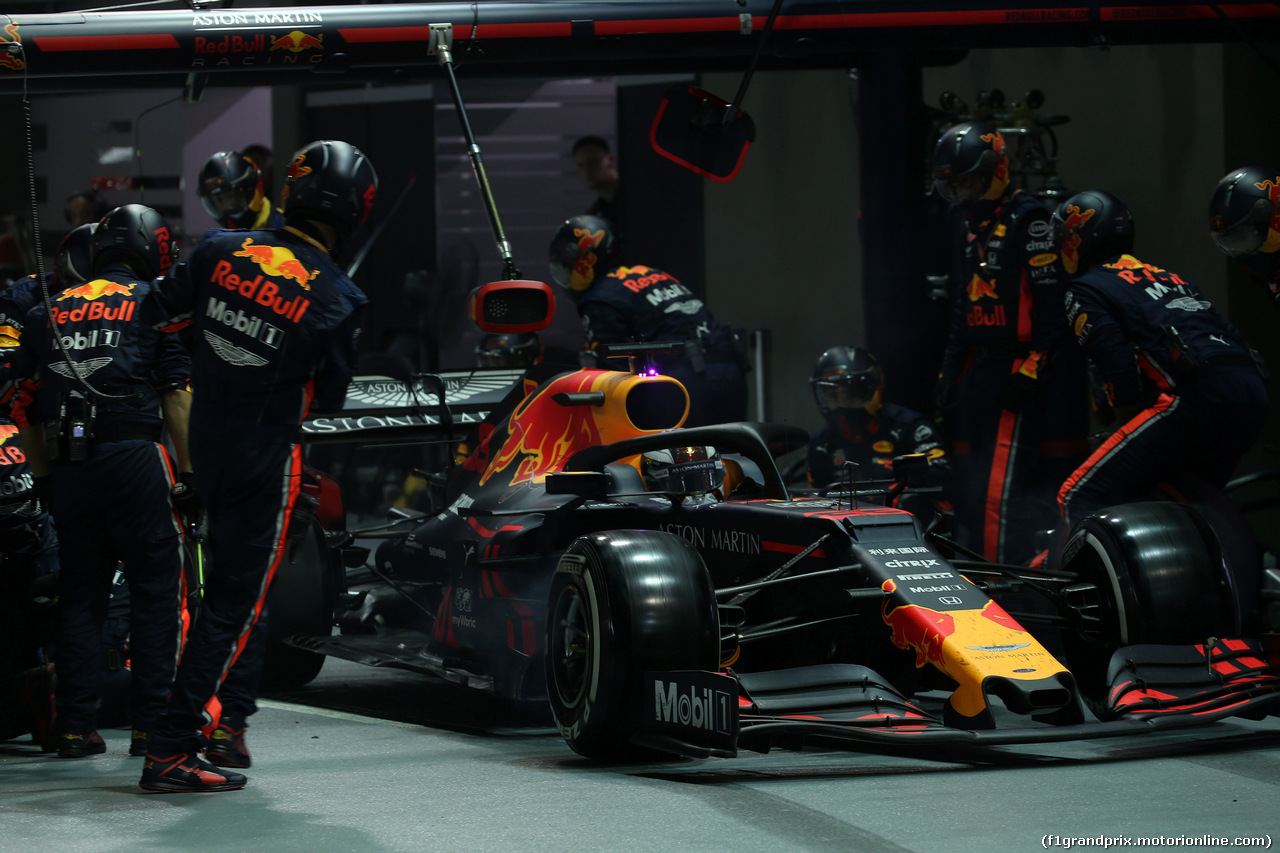 GP SINGAPORE, 22.09.2019 - Gara, Pit stop, Max Verstappen (NED) Red Bull Racing RB15