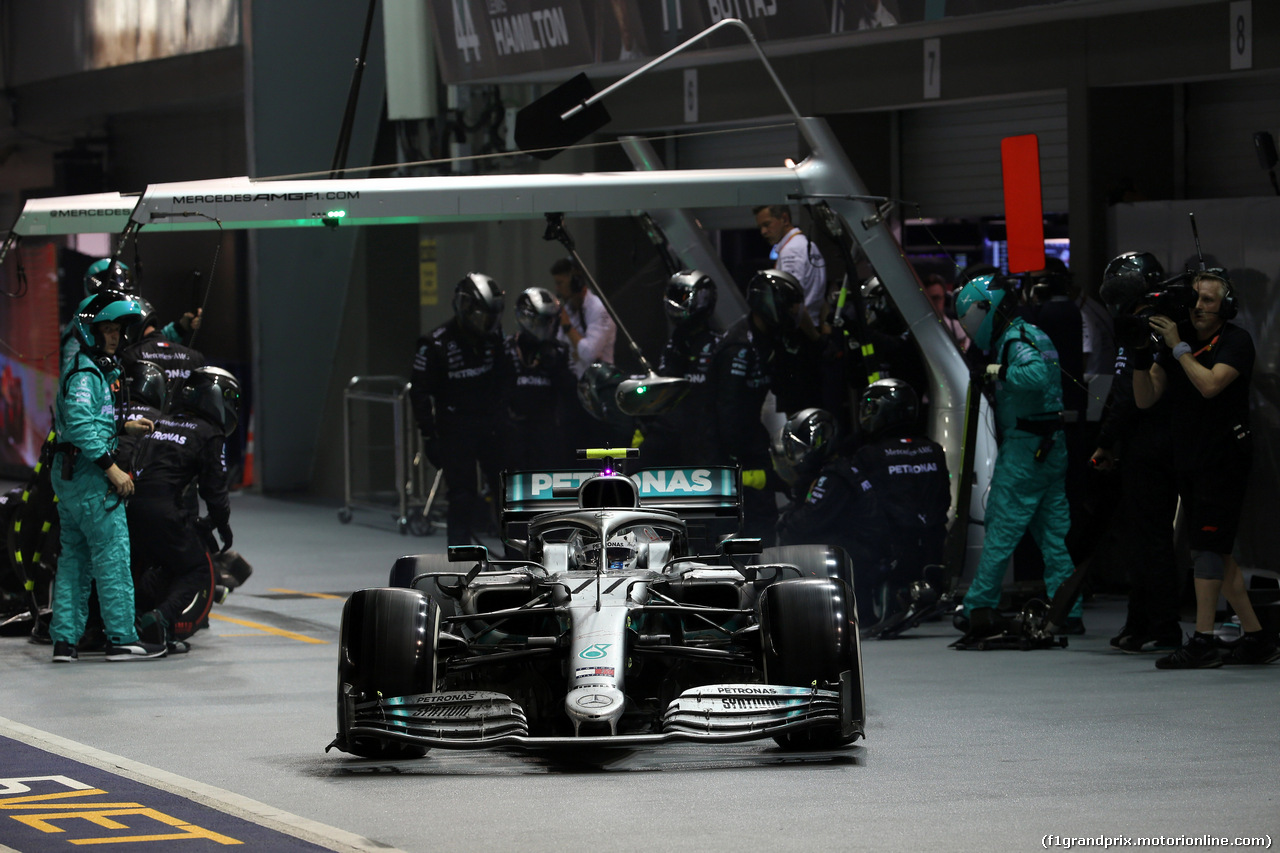 GP SINGAPORE, 22.09.2019 - Gara, Pit stop, Valtteri Bottas (FIN) Mercedes AMG F1 W010