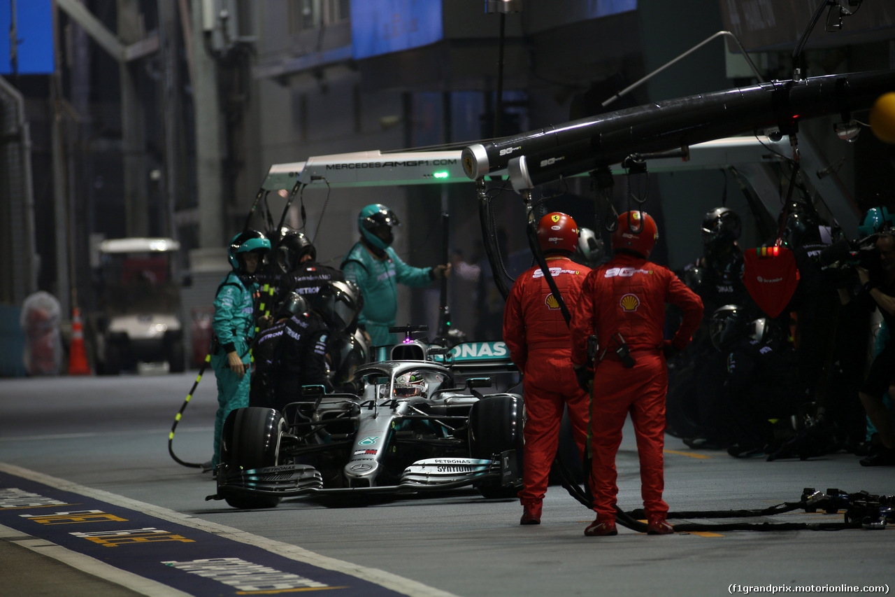 GP SINGAPORE, 22.09.2019 - Gara, Pit stop, Lewis Hamilton (GBR) Mercedes AMG F1 W10