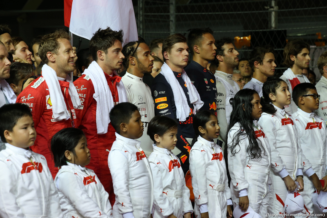 GP SINGAPORE, 22.09.2019 - Gara, Sebastian Vettel (GER) Ferrari SF90, Charles Leclerc (MON) Ferrari SF90, Lewis Hamilton (GBR) Mercedes AMG F1 W10 e Max Verstappen (NED) Red Bull Racing RB15