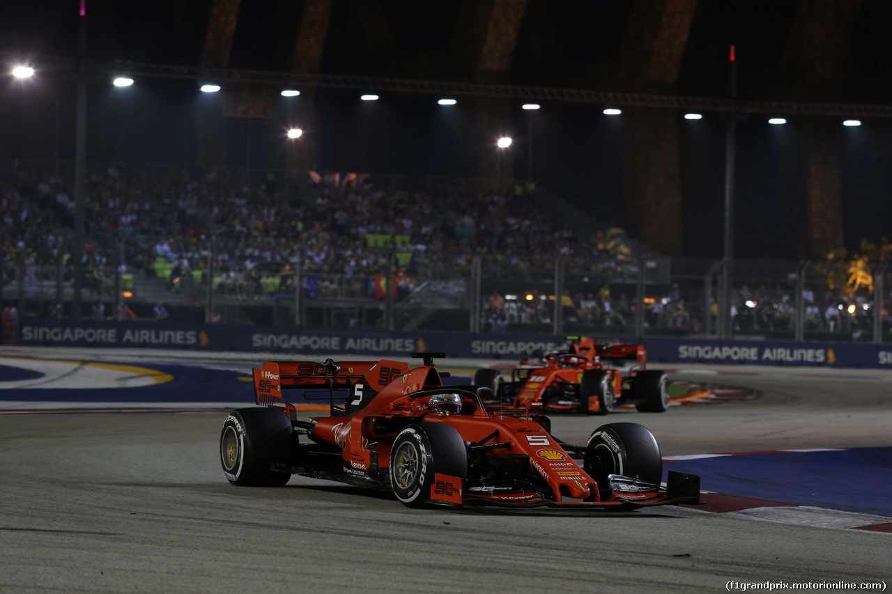 GP SINGAPORE, 22.09.2019 - Gara, Sebastian Vettel (GER) Ferrari SF90 davanti a Charles Leclerc (MON) Ferrari SF90