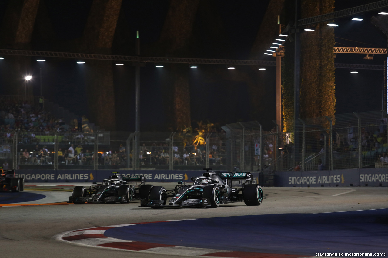 GP SINGAPORE, 22.09.2019 - Gara, Valtteri Bottas (FIN) Mercedes AMG F1 W010 e Lewis Hamilton (GBR) Mercedes AMG F1 W10