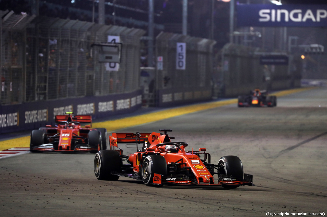 GP SINGAPORE, 22.09.2019 - Gara, Sebastian Vettel (GER) Ferrari SF90 davanti a Charles Leclerc (MON) Ferrari SF90