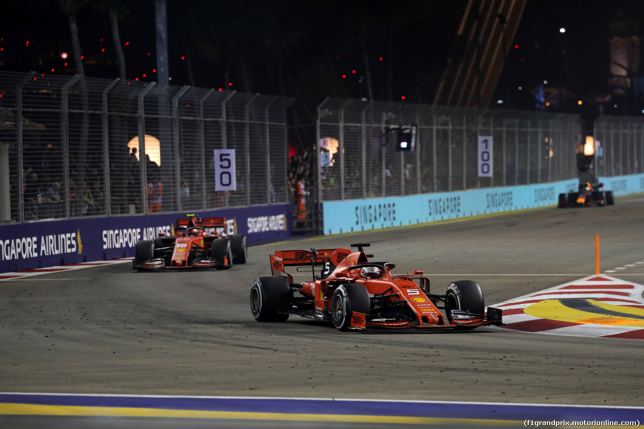 GP SINGAPORE, 22.09.2019 - Gara, Sebastian Vettel (GER) Ferrari SF90 davanti a Charles Leclerc (MON) Ferrari SF90