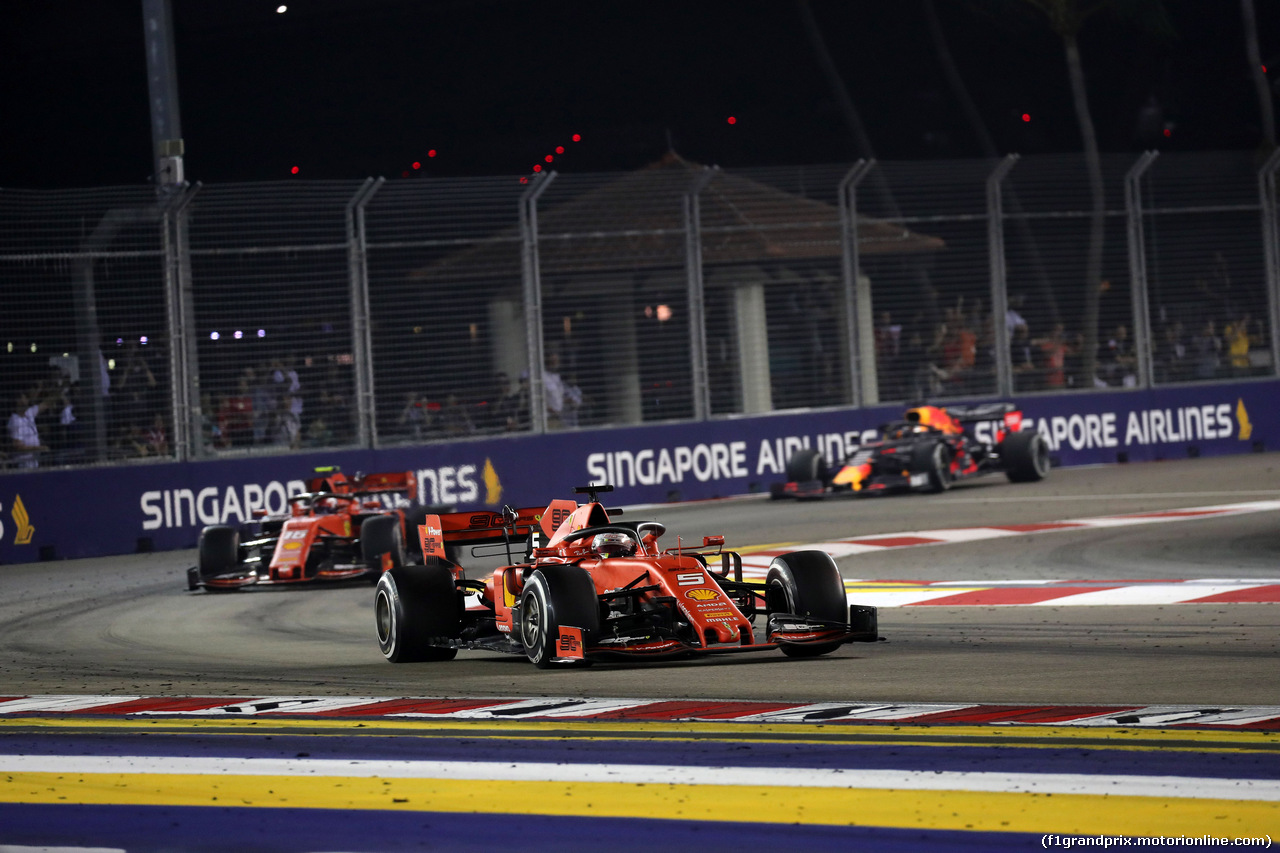 GP SINGAPORE, 22.09.2019 - Gara, Sebastian Vettel (GER) Ferrari SF90 davanti a Charles Leclerc (MON) Ferrari SF90 e Max Verstappen (NED) Red Bull Racing RB15