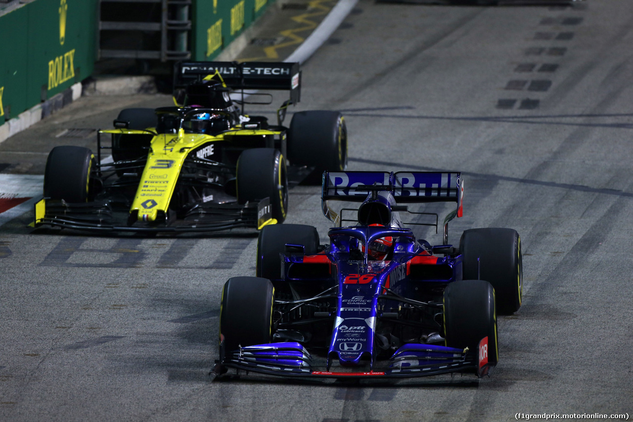 GP SINGAPORE, 22.09.2019 - Gara, Daniel Ricciardo (AUS) Renault Sport F1 Team RS19 e Daniil Kvyat (RUS) Scuderia Toro Rosso STR14