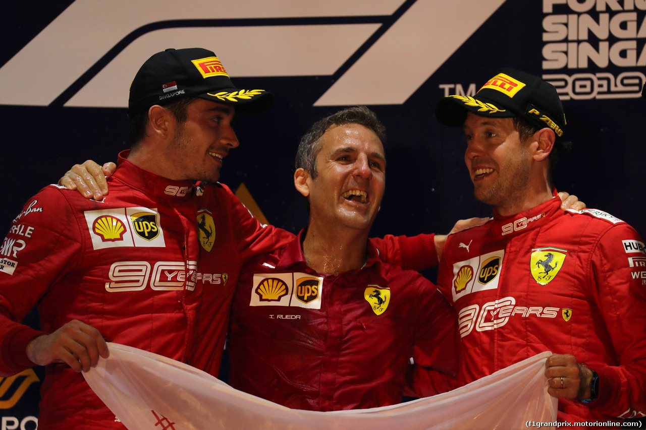 GP SINGAPORE, 22.09.2019 - Gara, 2nd place Charles Leclerc (MON) Ferrari SF90, Iñaki Rueda (ESP) Ferrari Strategy e Sebastian Vettel (GER) Ferrari SF90 vincitore