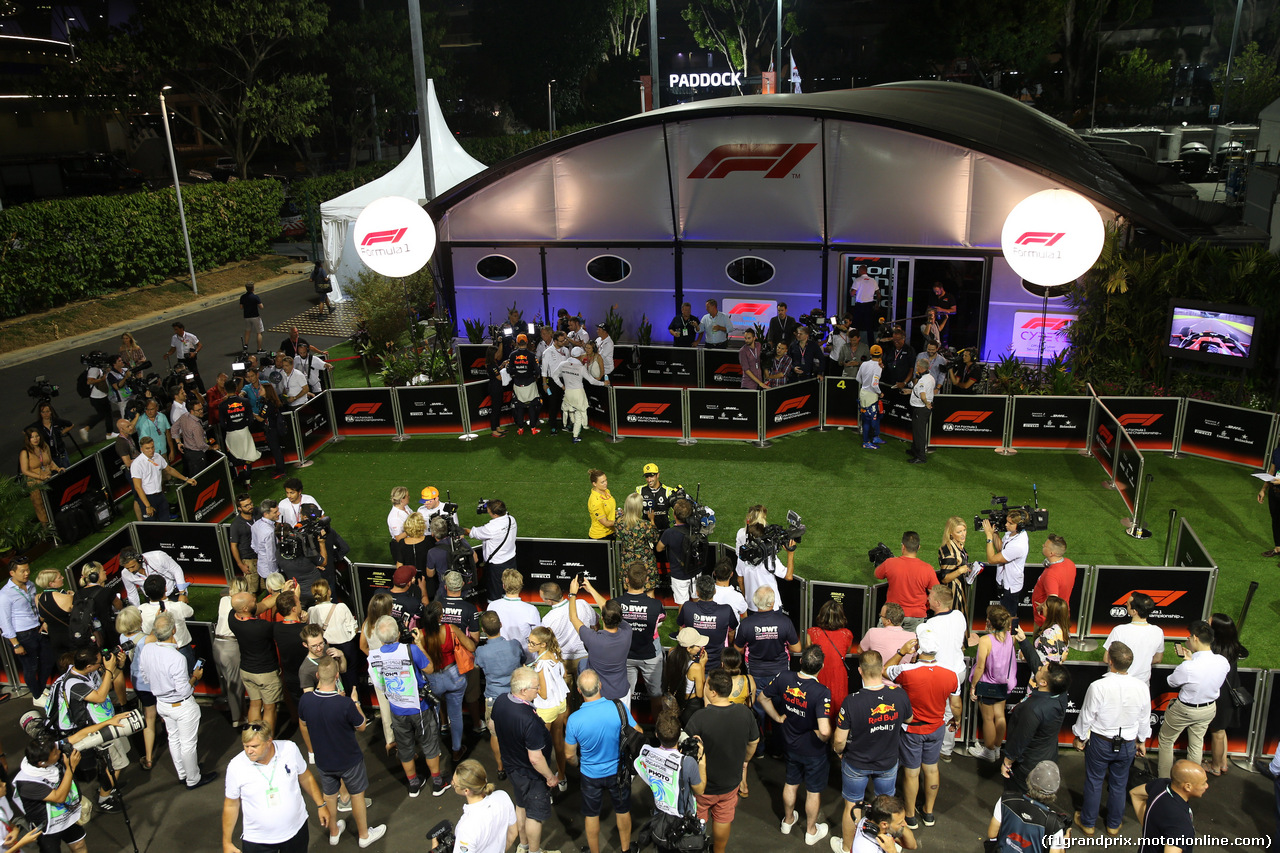 GP SINGAPORE, 21.09.2019 - Qualifiche, Valtteri Bottas (FIN) Mercedes AMG F1 W010 e Daniel Ricciardo (AUS) Renault Sport F1 Team RS19