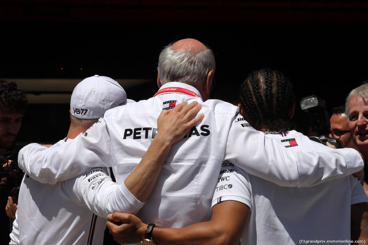 GP SPAGNA, 12.05.2019 - Valtteri Bottas (FIN) Mercedes AMG F1 W010, Dr. Dieter Zetsche, Chairman of Daimler e Lewis Hamilton (GBR) Mercedes AMG F1 W10 with the Mercedes AMG F1 team as they celebrate his last Grand Prix as Daimler AG CEO