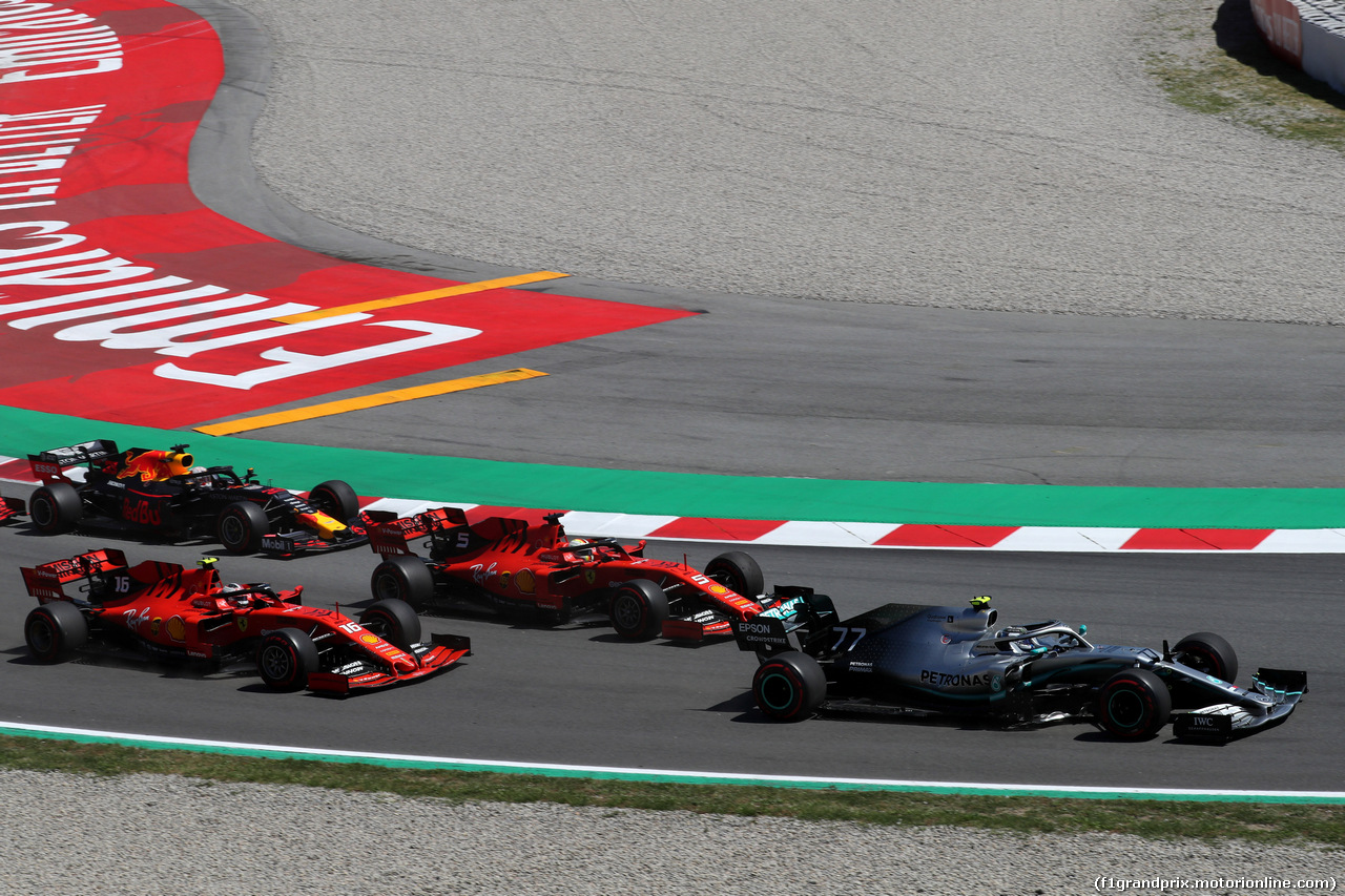 GP SPAGNA, 12.05.2019 - Gara, Start of the race, Valtteri Bottas (FIN) Mercedes AMG F1 W010 davanti a Charles Leclerc (MON) Ferrari SF90 e Sebastian Vettel (GER) Ferrari SF90