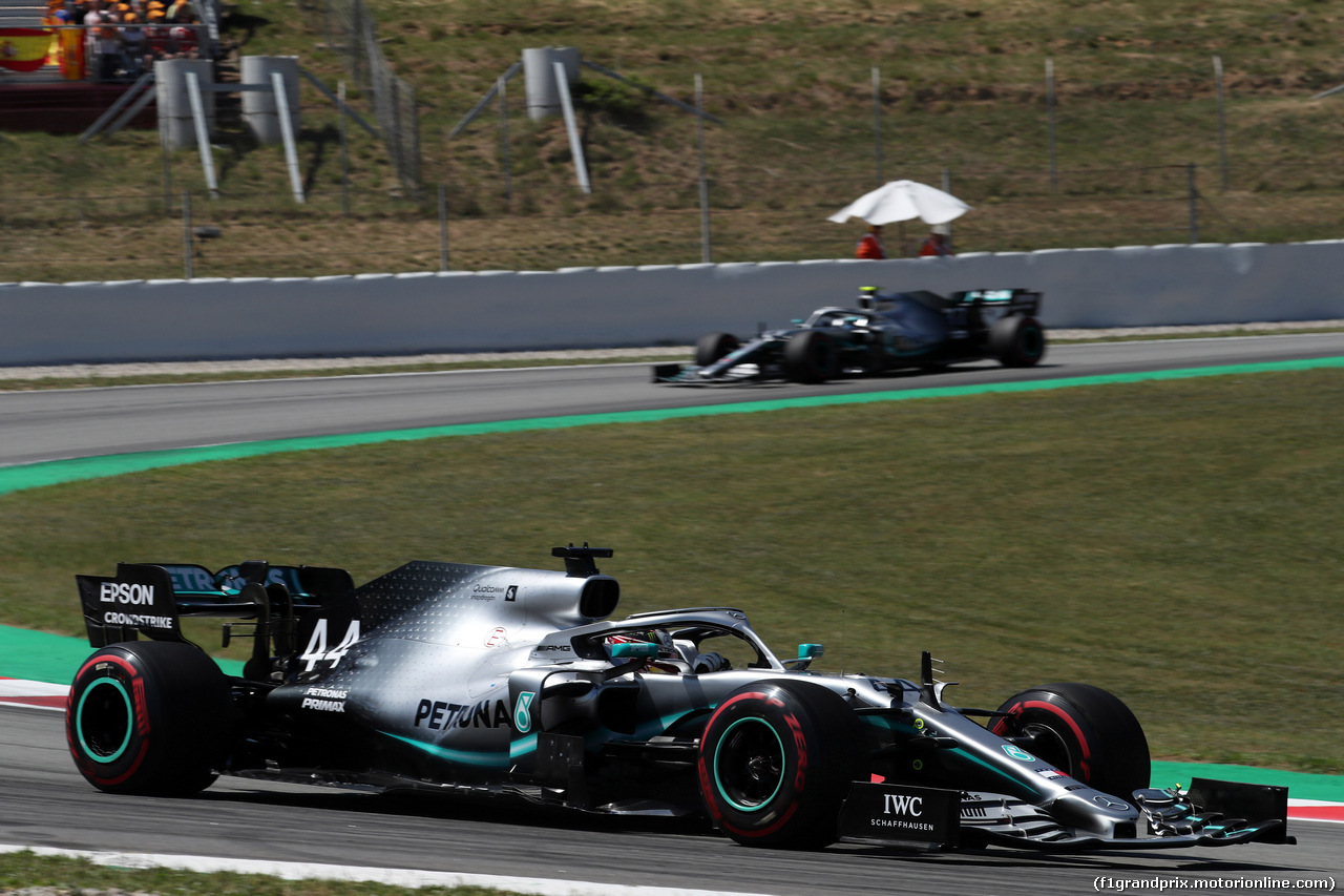 GP SPAGNA, 12.05.2019 - Gara, Lewis Hamilton (GBR) Mercedes AMG F1 W10 davanti a Valtteri Bottas (FIN) Mercedes AMG F1 W010