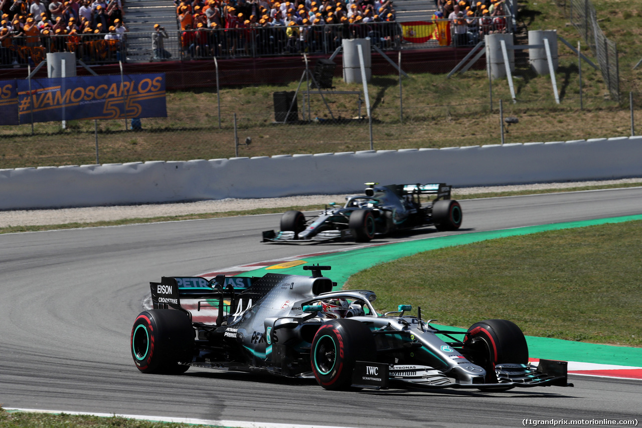 GP SPAGNA, 12.05.2019 - Gara, Lewis Hamilton (GBR) Mercedes AMG F1 W10 davanti a Valtteri Bottas (FIN) Mercedes AMG F1 W010