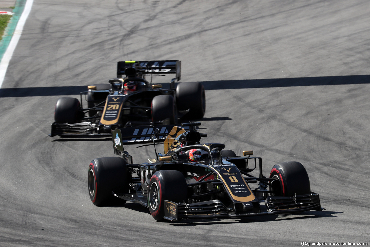 GP SPAGNA, 12.05.2019 - Gara, Romain Grosjean (FRA) Haas F1 Team VF-19 davanti a Kevin Magnussen (DEN) Haas F1 Team VF-19