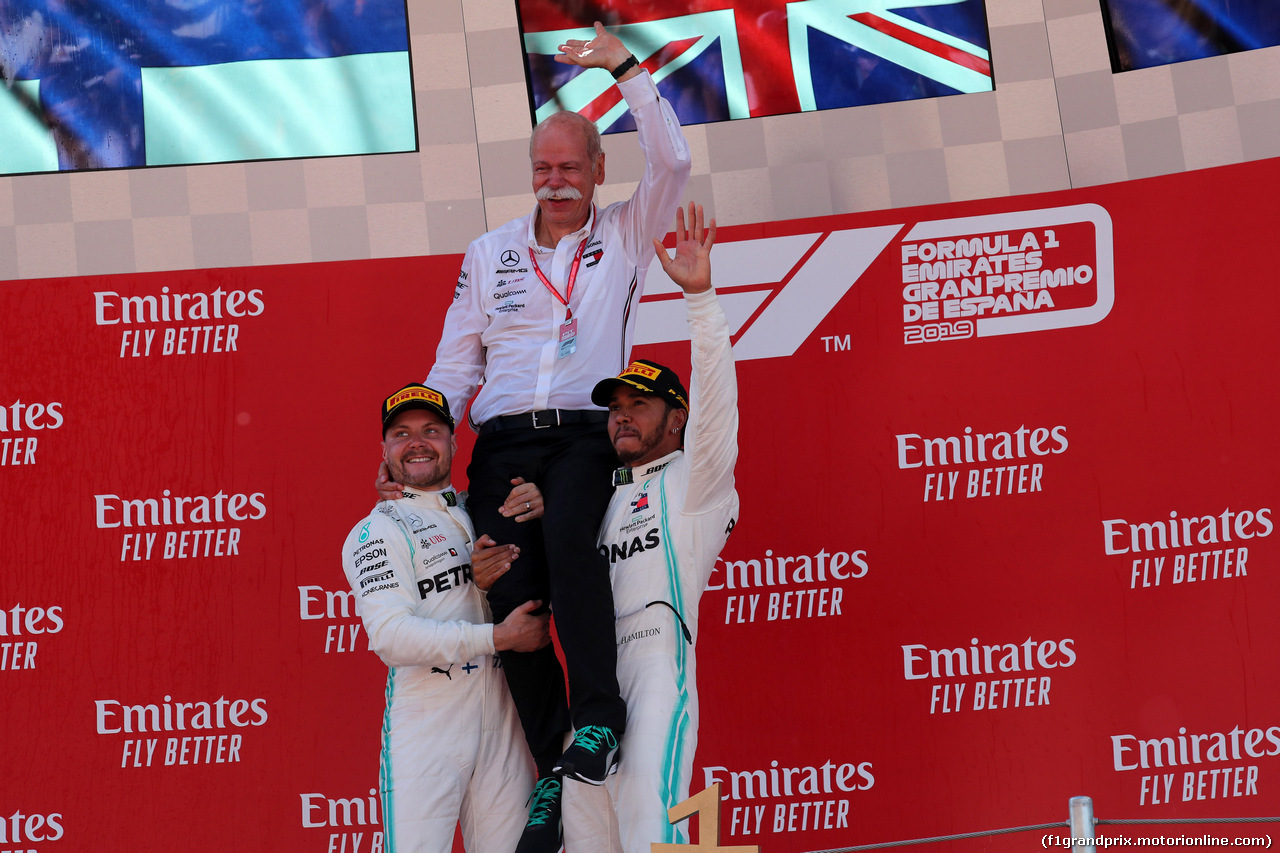 GP SPAGNA, 12.05.2019 - Gara, 2nd place Valtteri Bottas (FIN) Mercedes AMG F1 W010, Dr. Dieter Zetsche, Chairman of Daimler e Lewis Hamilton (GBR) Mercedes AMG F1 W10 vincitore