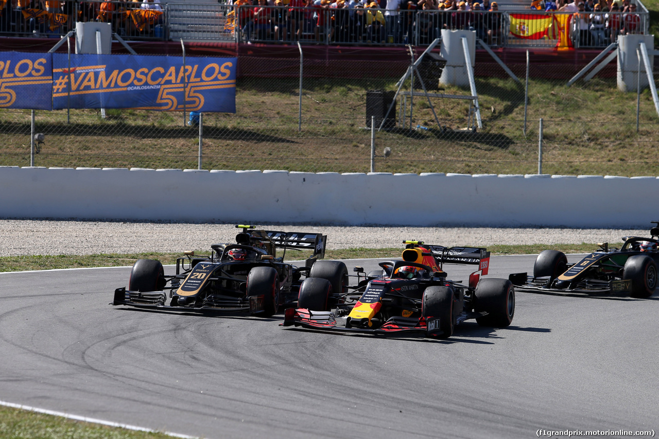 GP SPAGNA, 12.05.2019 - Gara, Kevin Magnussen (DEN) Haas F1 Team VF-19 e Pierre Gasly (FRA) Red Bull Racing RB15