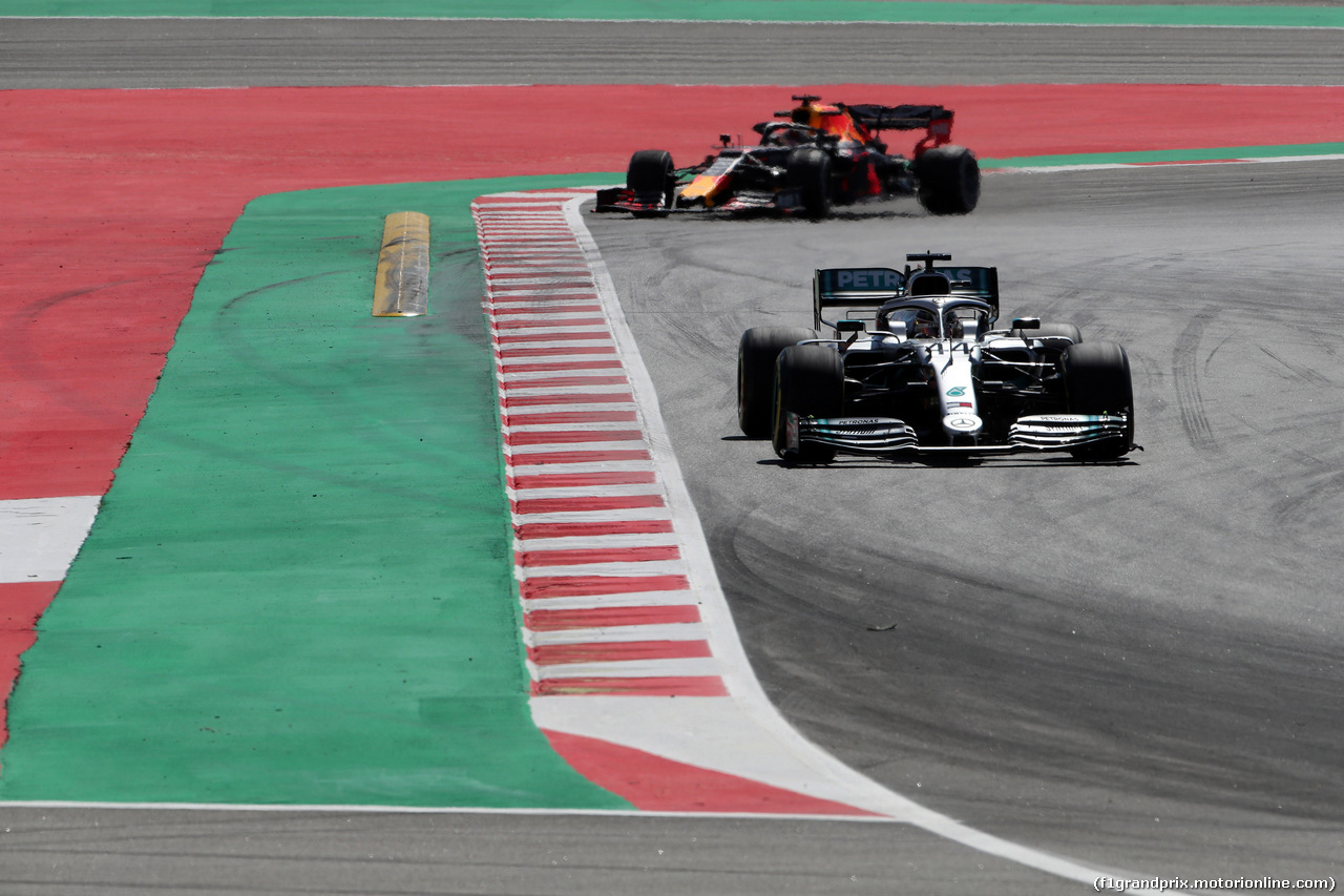 GP SPAGNA, 10.05.2019 - Prove Libere 1, Lewis Hamilton (GBR) Mercedes AMG F1 W10 davanti a Max Verstappen (NED) Red Bull Racing RB15