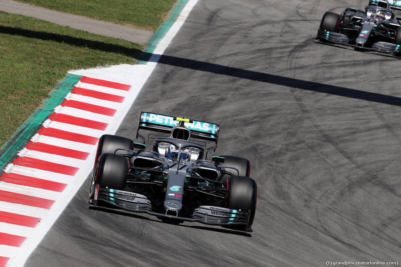 GP SPAGNA, 10.05.2019 - Prove Libere 1, Valtteri Bottas (FIN) Mercedes AMG F1 W010 davanti a Lewis Hamilton (GBR) Mercedes AMG F1 W10