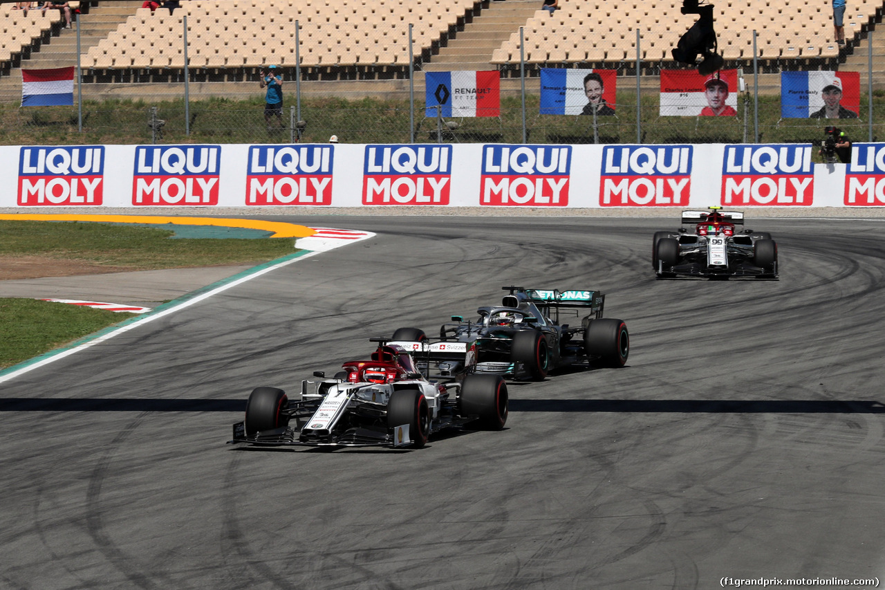 GP SPAGNA, 10.05.2019 - Prove Libere 1, Kimi Raikkonen (FIN) Alfa Romeo Racing C38 davanti a Lewis Hamilton (GBR) Mercedes AMG F1 W10 e Antonio Giovinazzi (ITA) Alfa Romeo Racing C38