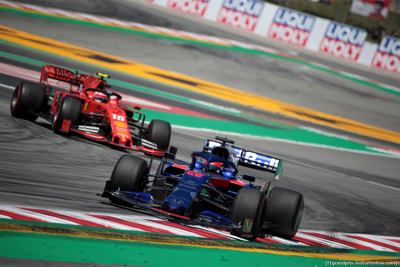 GP SPAGNA, 10.05.2019 - Prove Libere 1, Daniil Kvyat (RUS) Scuderia Toro Rosso STR14 davanti a Charles Leclerc (MON) Ferrari SF90