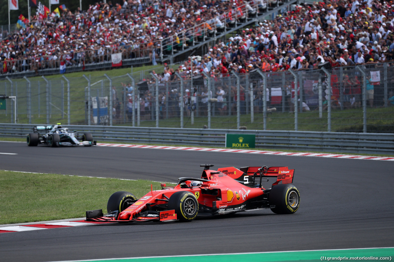 GP UNGHERIA, 04.08.2019 - Gara, Sebastian Vettel (GER) Ferrari SF90 davanti a Valtteri Bottas (FIN) Mercedes AMG F1 W010