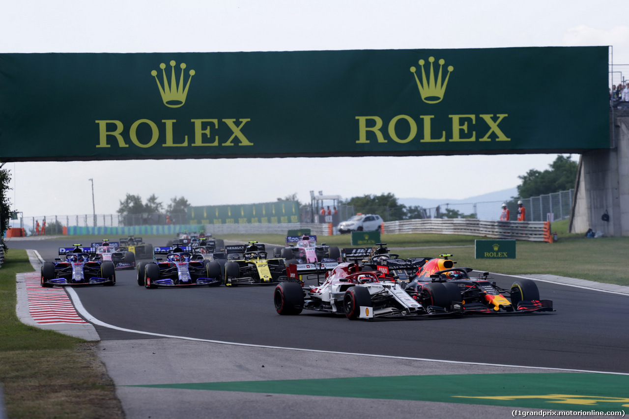 GP UNGHERIA, 04.08.2019 - Gara, Kimi Raikkonen (FIN) Alfa Romeo Racing C38 e Pierre Gasly (FRA) Red Bull Racing RB15