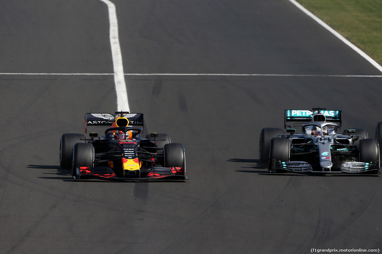 GP UNGHERIA, 04.08.2019 - Gara, Max Verstappen (NED) Red Bull Racing RB15 e Lewis Hamilton (GBR) Mercedes AMG F1 W10