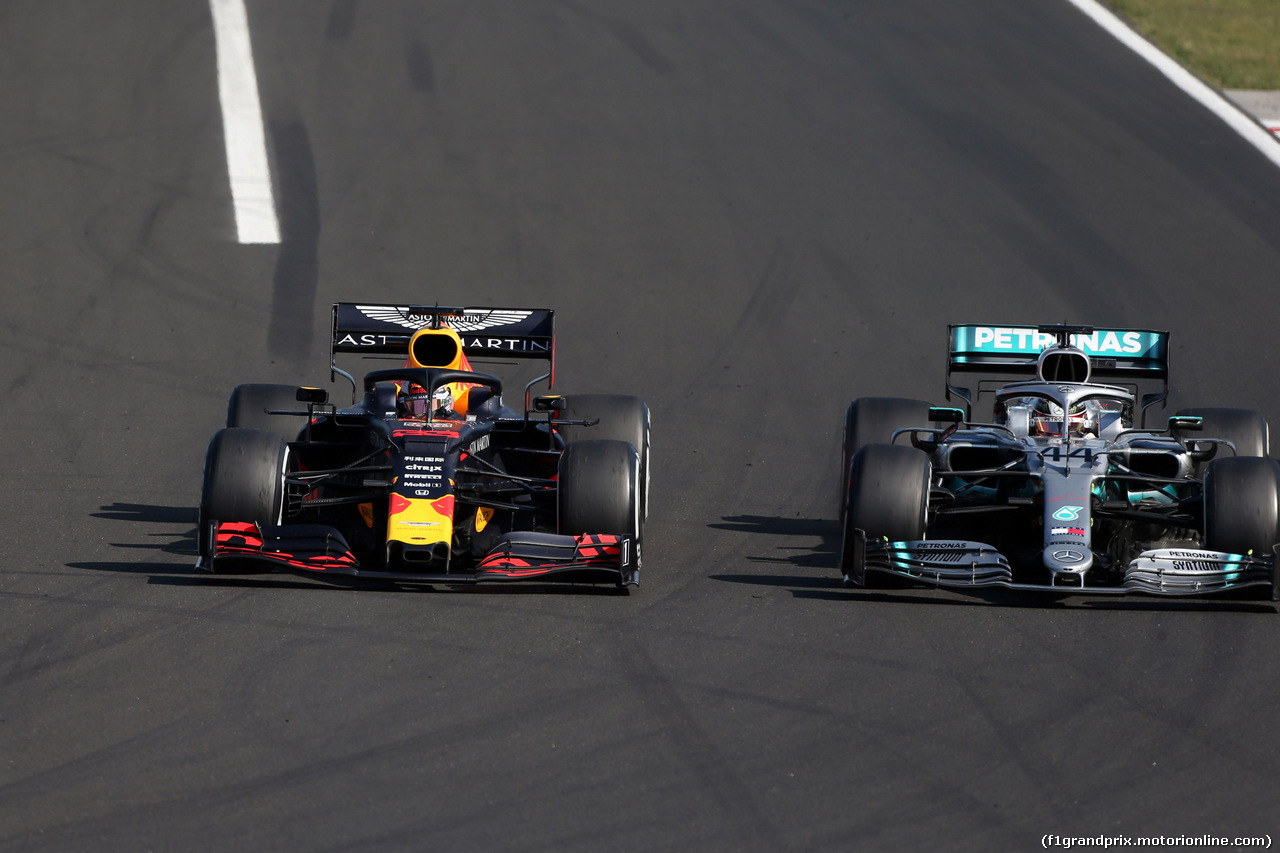 GP UNGHERIA, 04.08.2019 - Gara, Max Verstappen (NED) Red Bull Racing RB15 e Lewis Hamilton (GBR) Mercedes AMG F1 W10
