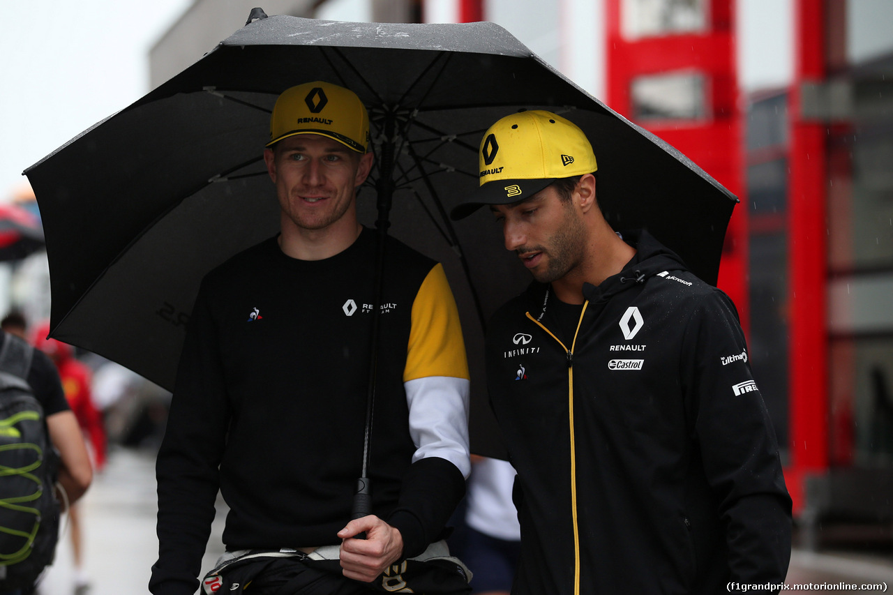 GP UNGHERIA, 02.08.2019 - Nico Hulkenberg (GER) Renault Sport F1 Team RS19 e Daniel Ricciardo (AUS) Renault Sport F1 Team RS19