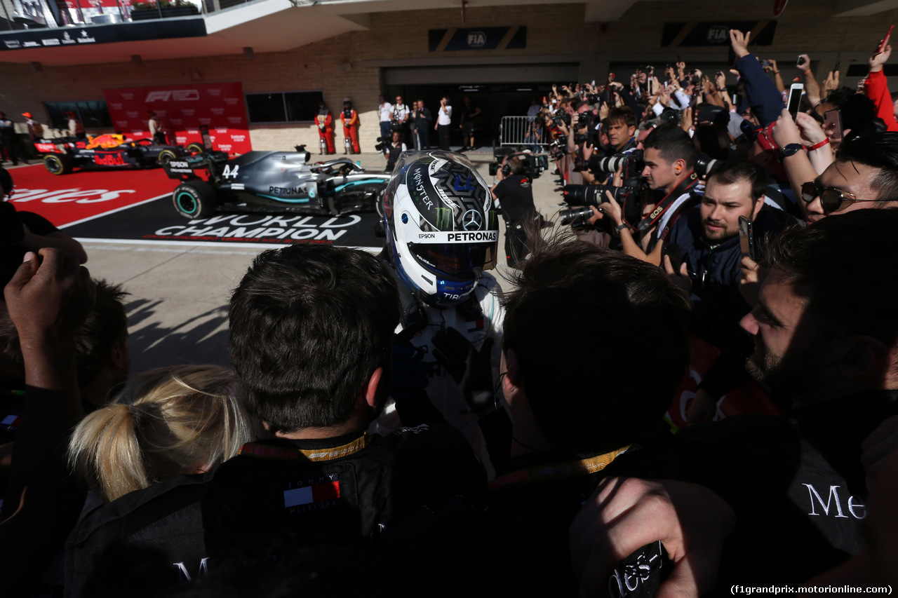 GP USA, 31.10.2019- Festeggiamenti in parc fermee, winner Valtteri Bottas (FIN) Mercedes AMG F1 W10 EQ Power