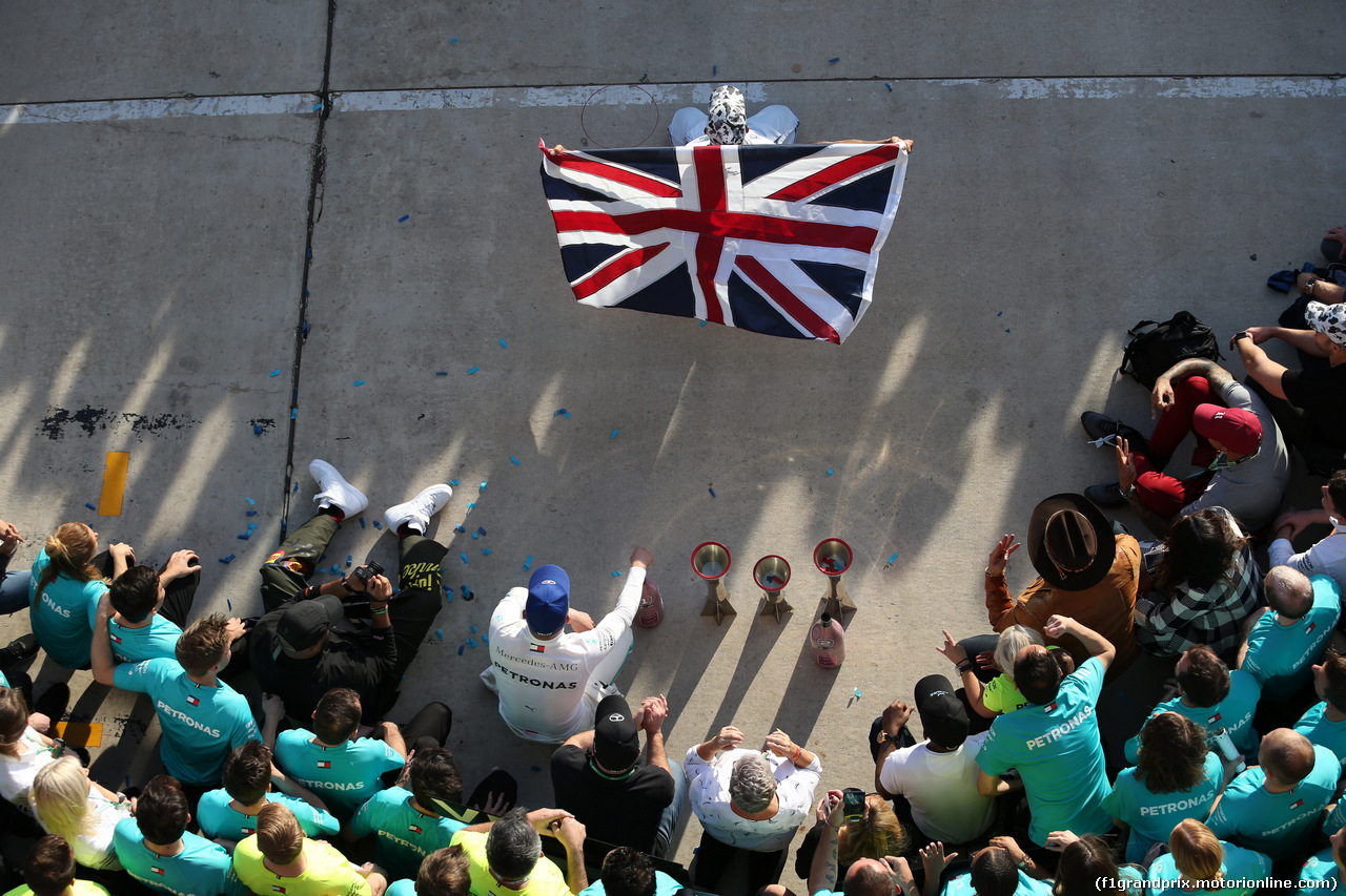 GP USA, 03.11.2019- Lewis Hamilton (GBR) Mercedes AMG F1 W10 EQ Power celebrates winning the 2019 World Champion with the Mercedes AMG F1 Team