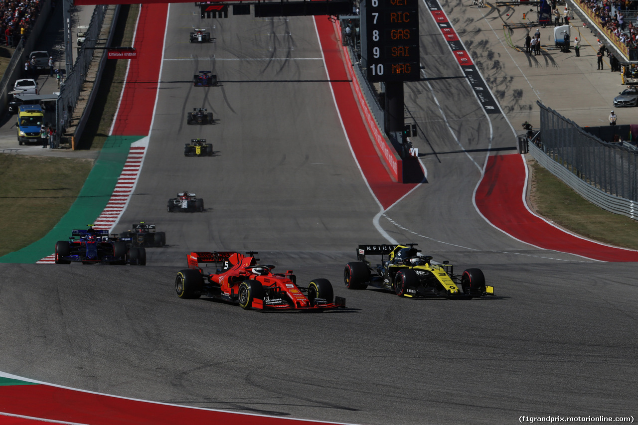 GP USA, 03.11.2019- Gara, Daniel Ricciardo (AUS) Renault Sport F1 Team RS19 overtakes Sebastian Vettel (GER) Ferrari SF90