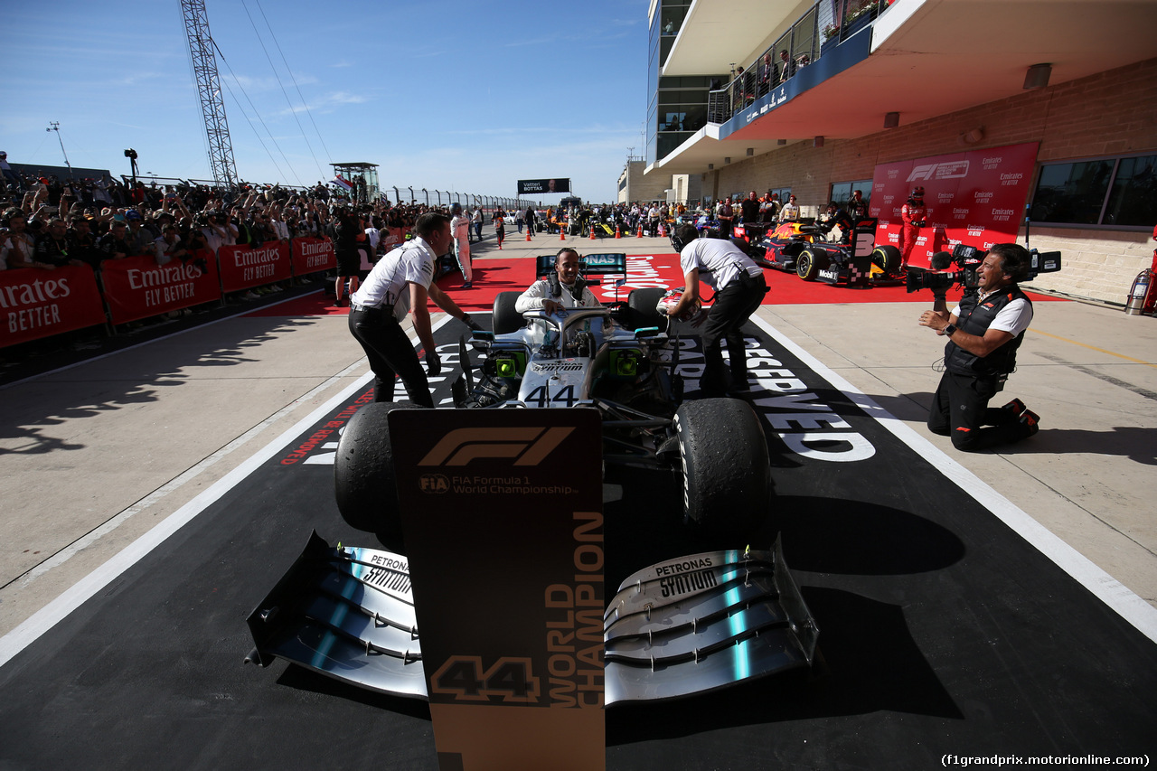 GP USA, 03.11.2019- Parc ferme, Lewis Hamilton (GBR) Mercedes AMG F1 W10 EQ Power celebrates winning the 2019 World Champion