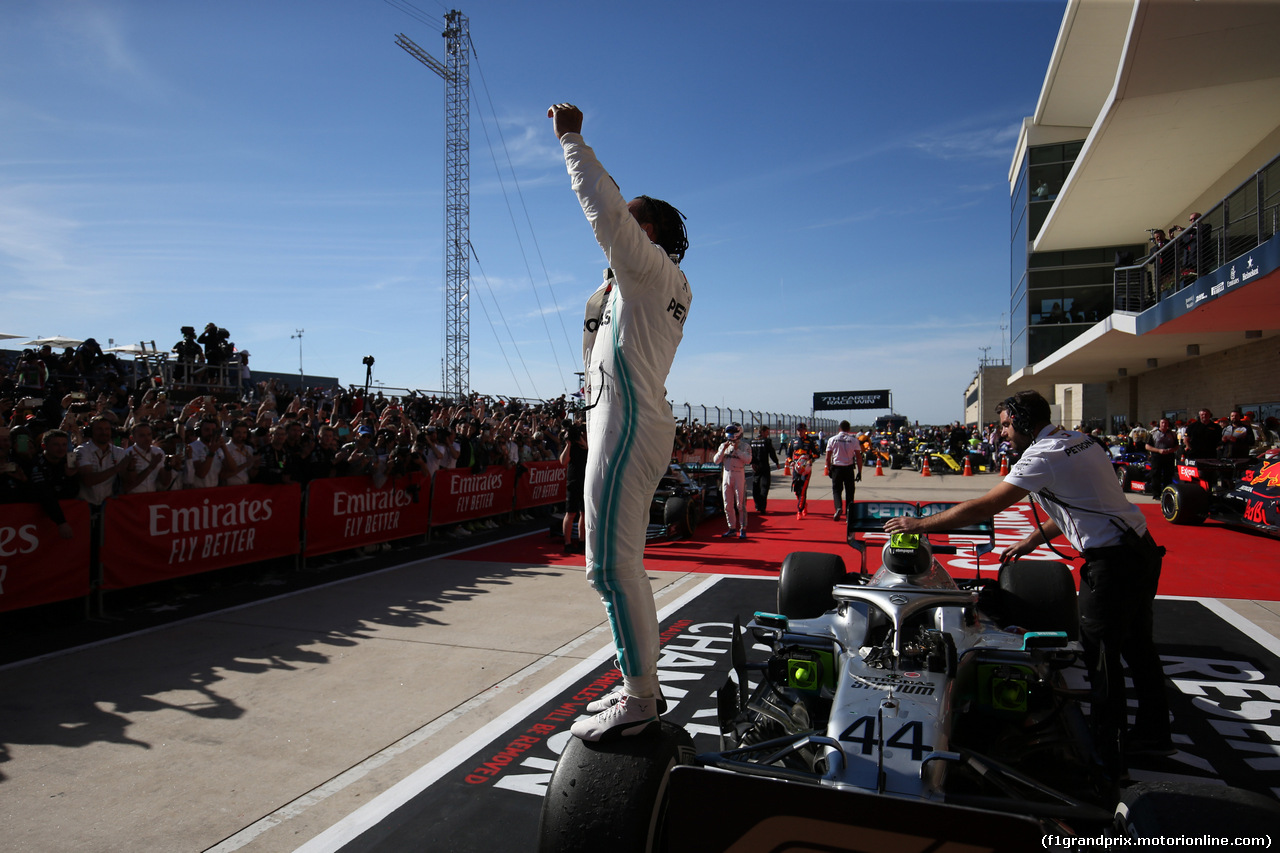 GP USA, 03.11.2019- Parc ferme, Lewis Hamilton (GBR) Mercedes AMG F1 W10 EQ Power celebrates winning the 2019 World Champion