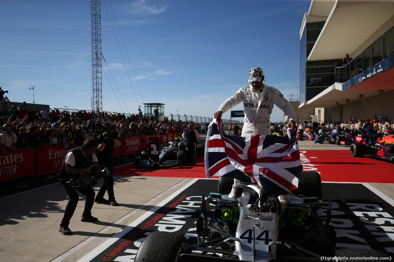 GP USA, 03.11.2019- Parc ferme Lewis Hamilton (GBR) Mercedes AMG F1 W10 EQ Power celebrates winning the 2019 World Champion