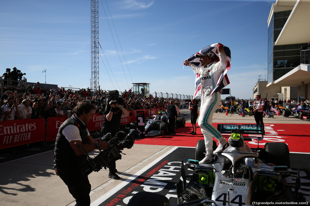 GP USA, 03.11.2019- Parc ferme Lewis Hamilton (GBR) Mercedes AMG F1 W10 EQ Power celebrates winning the 2019 World Champion