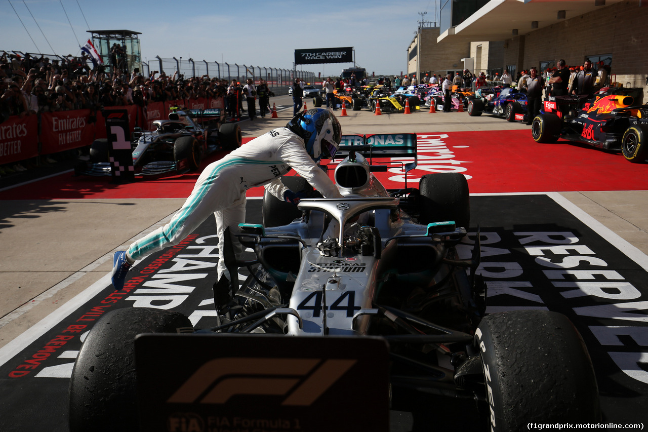 GP USA, 03.11.2019- Parc ferme Valtteri Bottas (FIN) Mercedes AMG F1 W10 EQ Power give his congratulation to Lewis Hamilton (GBR) Mercedes AMG F1 W10 EQ Power World Champion