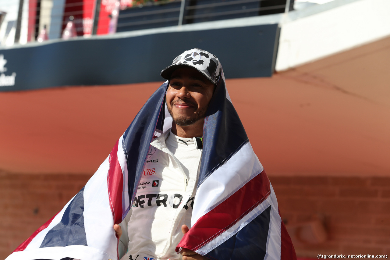 GP USA, 03.11.2019- Parc ferme, Lewis Hamilton (GBR) Mercedes AMG F1 W10 EQ Power celebrates winning the 2019 World Champion