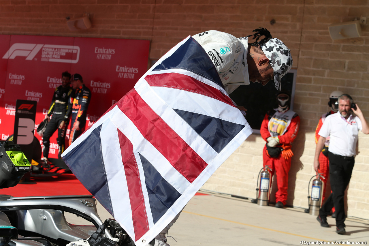 GP USA, 03.11.2019- Parc ferme, Lewis Hamilton (GBR) Mercedes AMG F1 W10 EQ Power celebrates winning the 2019 World Champion