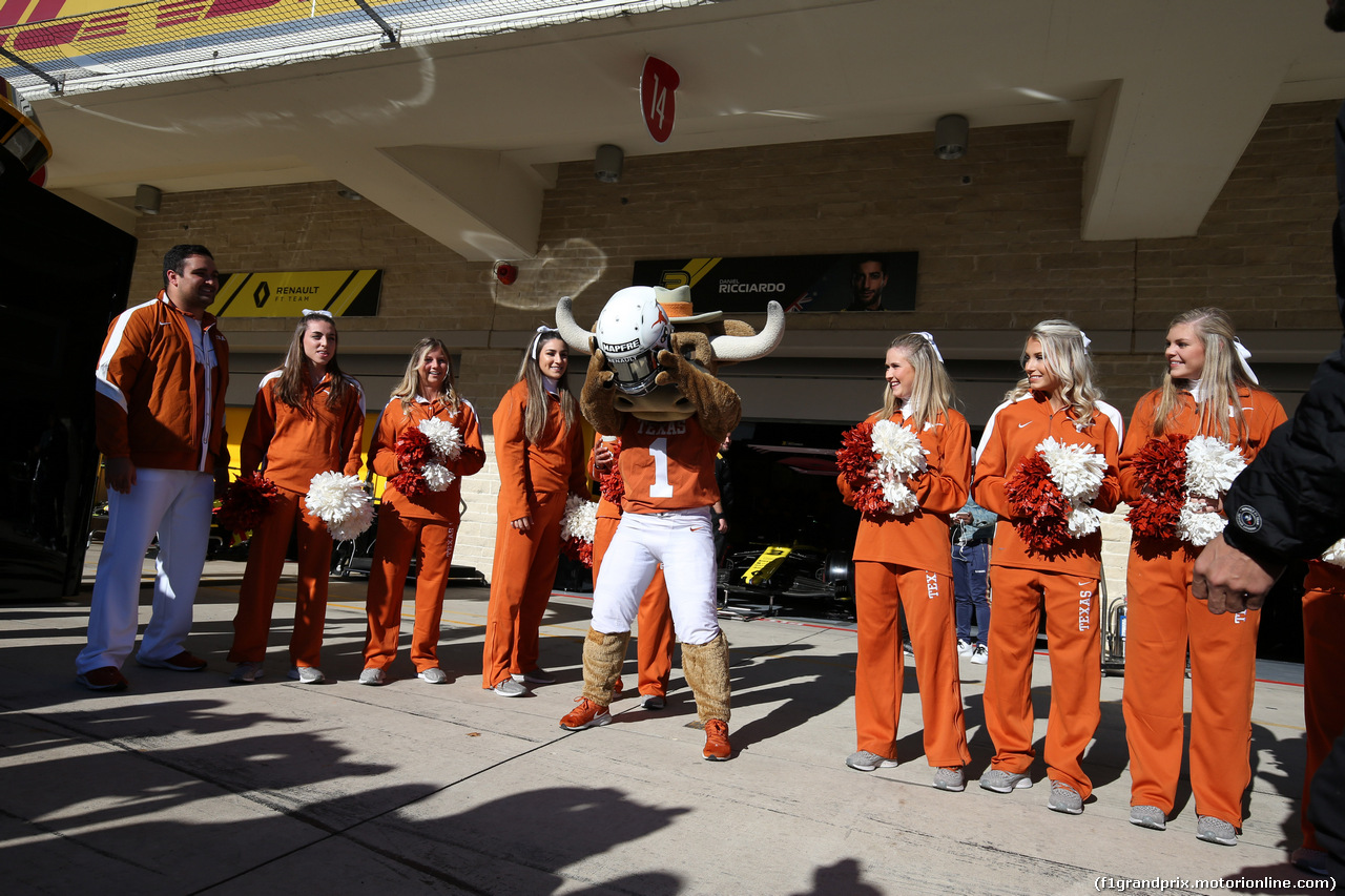 GP USA, 31.10.2019- Daniel Ricciardo (AUS) Renault Sport F1 Team RS19 shows his new helmet with Texas Longhorns official Mascotte e cheerleaders
