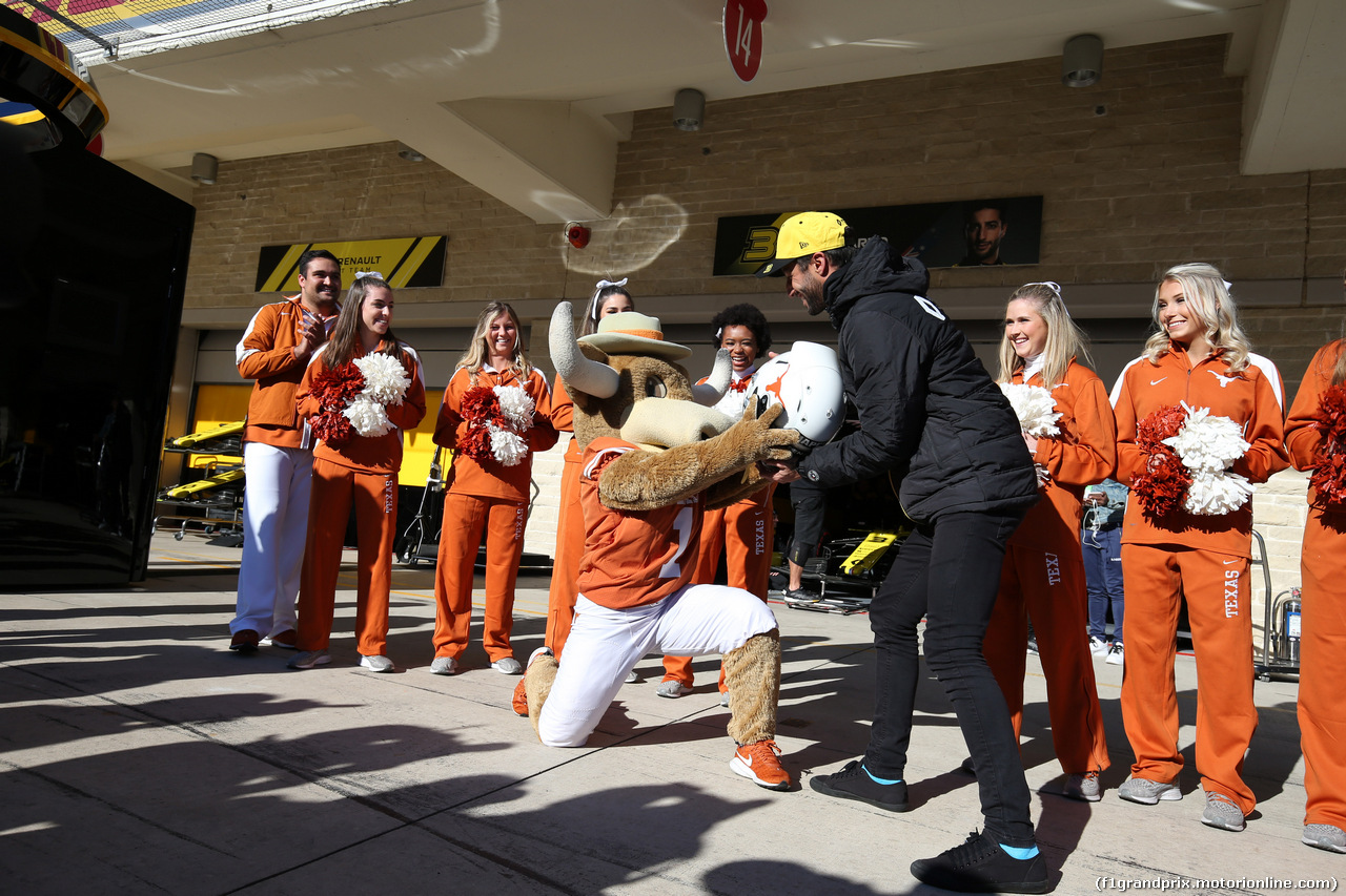 GP USA, 31.10.2019- Daniel Ricciardo (AUS) Renault Sport F1 Team RS19 shows his new helmet with Texas Longhorns official Mascotte e cheerleaders