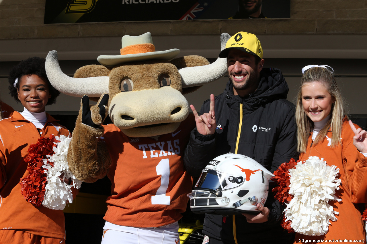 GP USA, 31.10.2019- Daniel Ricciardo (AUS) Renault Sport F1 Team RS19 shows his new helmet with Texas Longhorns official Mascotte e cheerleaders