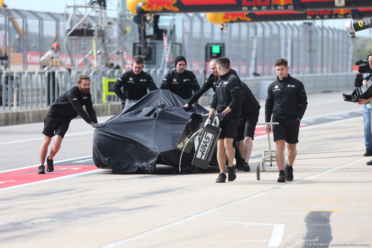 GP USA, 01.11.2019- Free practice 2, Mechanics brings to the garage the Romain Grosjean (FRA) Haas F1 Team VF-19 car after the crash