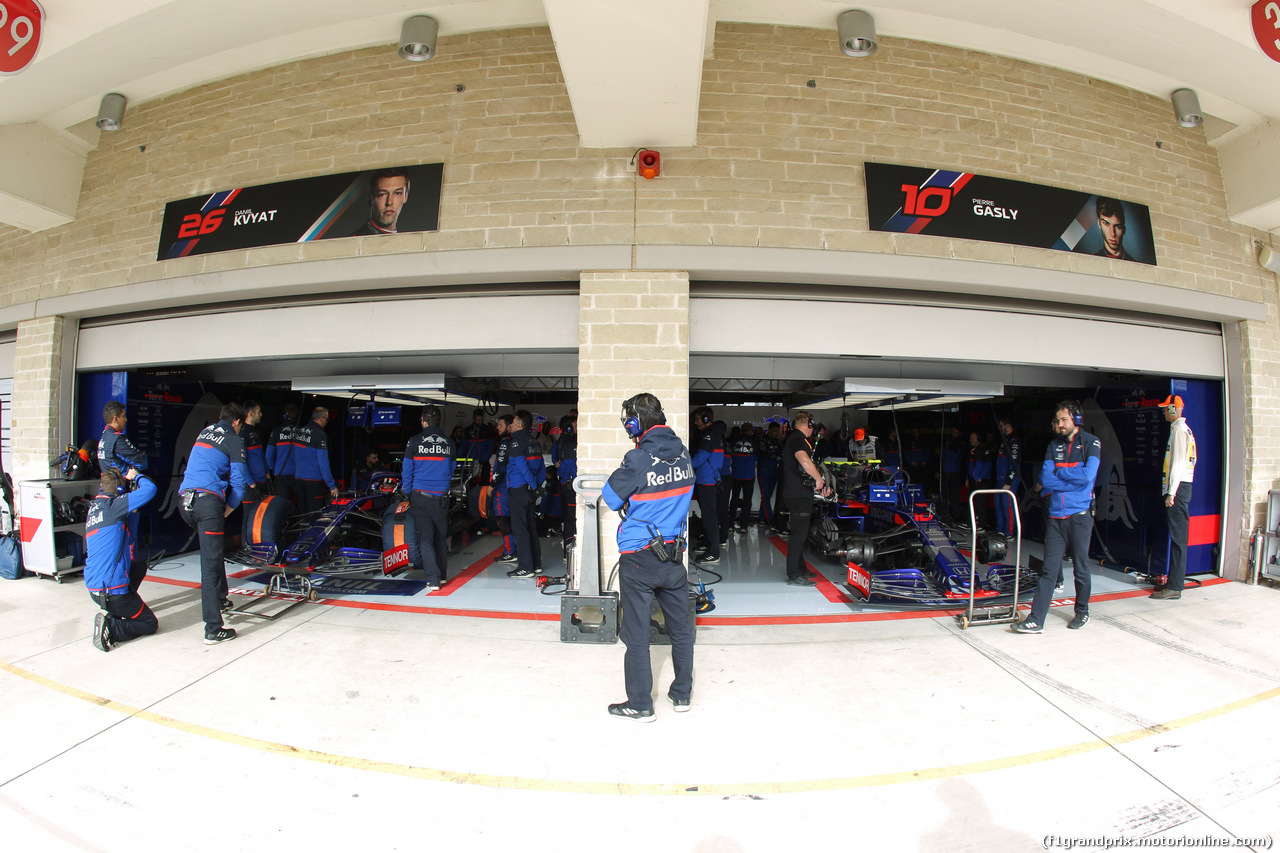 GP USA, 01.11.2019- Free practice 2, Daniil Kvyat (RUS) Scuderia Toro Rosso STR14 e Pierre Gasly (FRA) Scuderia Toro Rosso STR14